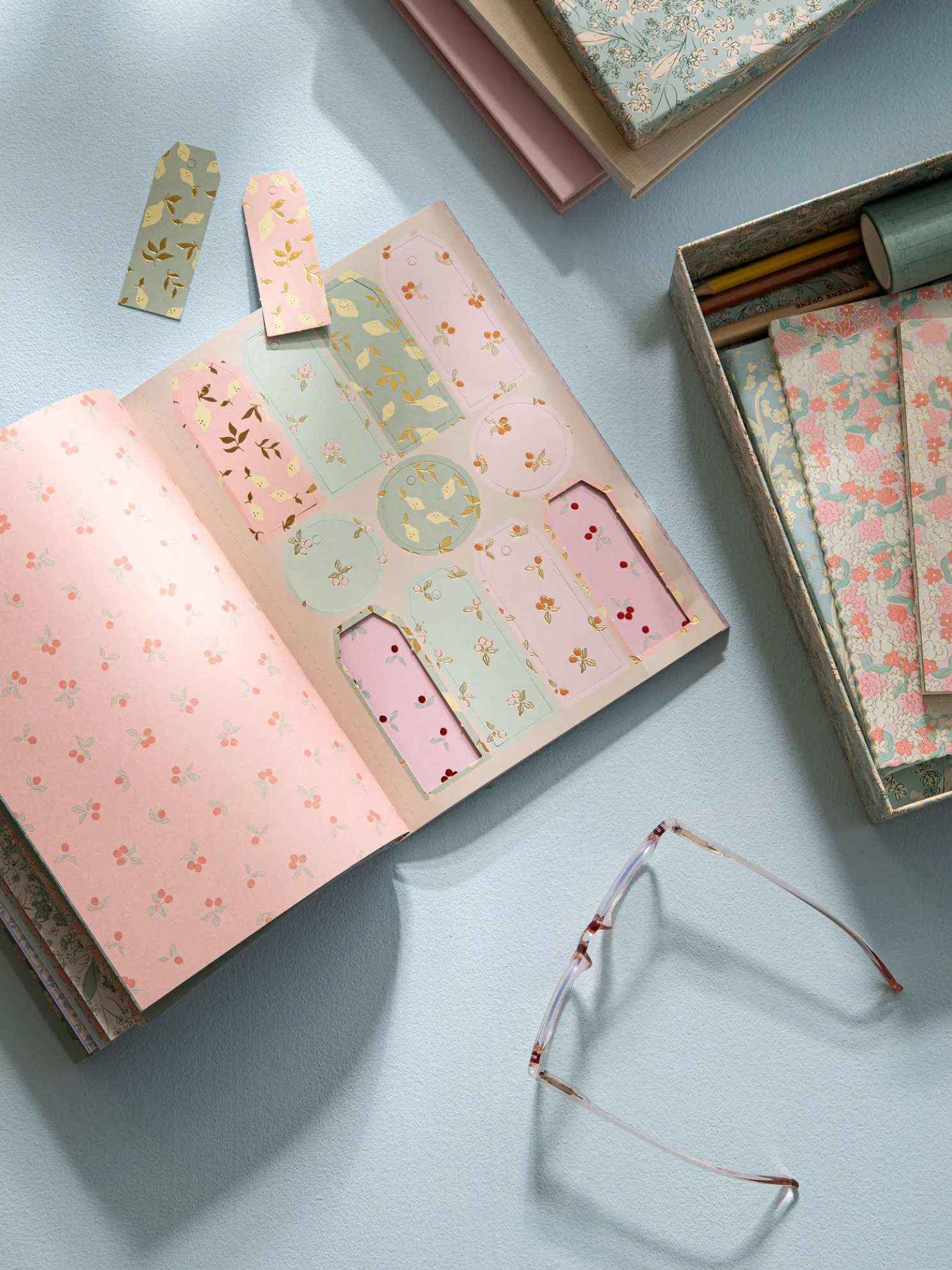 Paper Is Magic-Buch